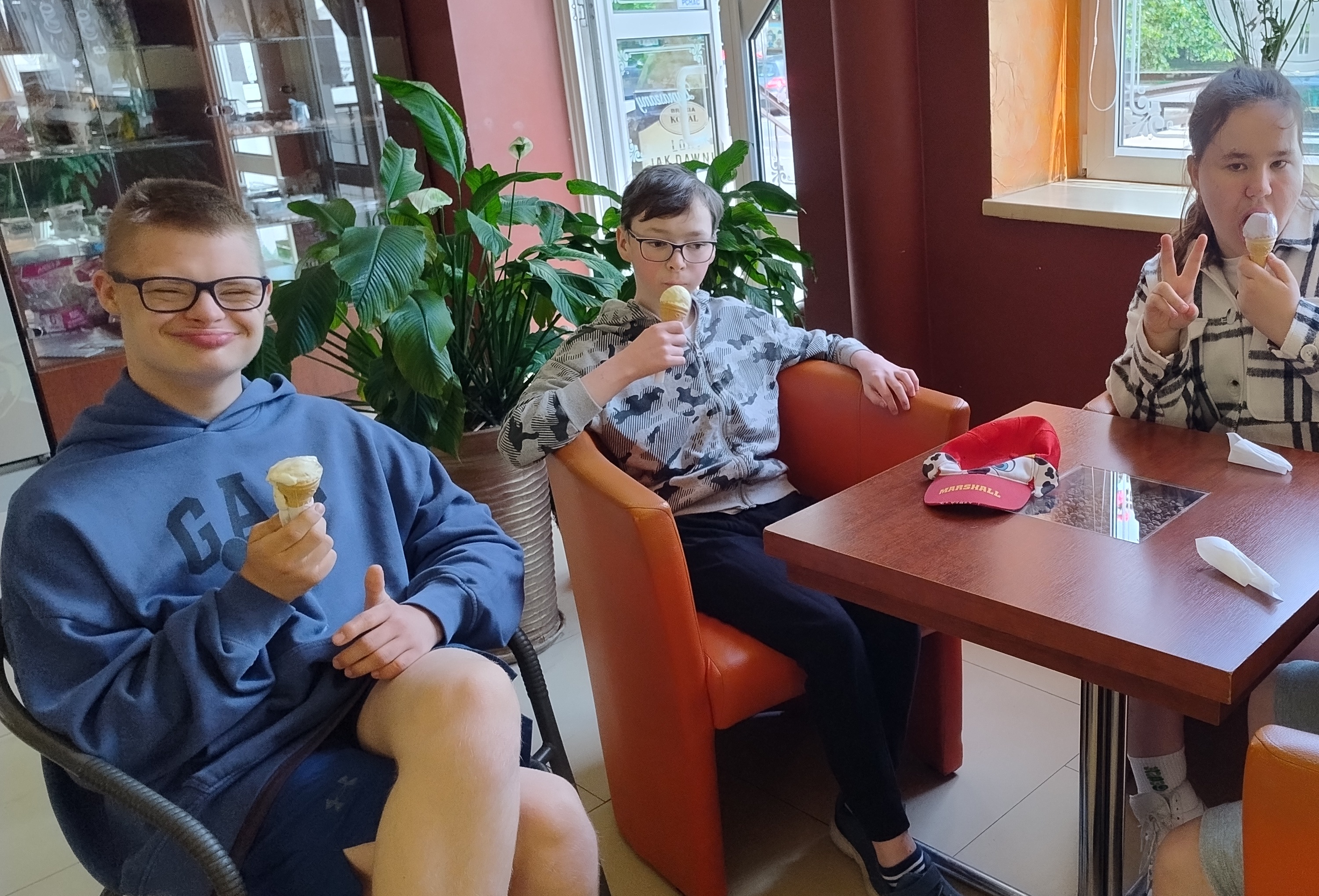 Grupa uczniów je lody