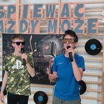 Dwóch uczniów w trakcie występu