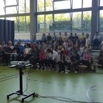 Społeczność szkolna zgromadzona na pożegnaniu tegorocznych  absolwentów