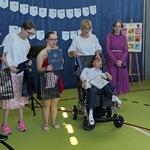 Pani dyrektor, nauczycielki i czwórka absolwentów