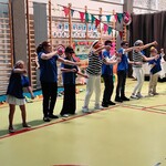 Uczniowie i nauczyciele w trakcie występu artystycznego