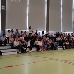 Społeczność szkolna zgromadzona na sali gimnastycznej