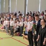 Społeczność szkolna w trakcie śpiewania hymnu