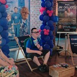 Trójka uczniów w strefie relaksacyjnej kina