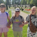 trzy dziewczynki na tle ogrodu różanego