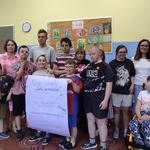 Grupa dzieci i młodzieży uczestnicząca w półkoloniach