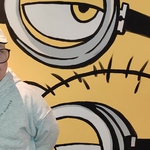 Chłopiec na tle ściany w minionki