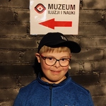 Chłopiec stoi napisem Muzeum Iluzji