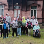 Uczestnicy półkolonii stoją przed Muzeum Alfonsa Karnego