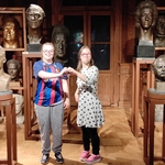 Dwie dziewczyny w sali muzealnej