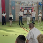 Nauczycielki i uczniowie w trakcie występu na sali gimnastycznej