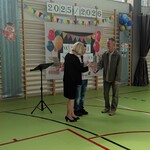Pani dyrektor wręcza nauczycielowi zaproszenie po odbiór nagrody