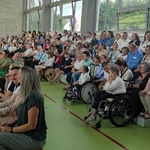 Społeczność szkolna zgromadzona na sali gimnastycznej