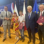 Pan prezydent Białegostoku, nagrodzony nauczyciel, uczeń z mamą