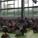 Nauczyciel mówi do uczniów siedzących na ławkach
