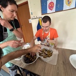 Uczniowie układają śliwki w formie na ciasto