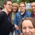 Nauczycielki i grupa uczniów pozują do zdjęcia