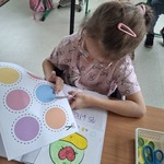 Uczennica wycina kolorowe kółka