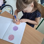 Uczennica dorysowuje elementy do kropki