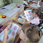 Uczennice wycinaję kolorowe kółka