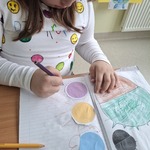 Uczennica dorysowuje elementy do kropki