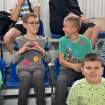 Dwaj uczniowie patrzą na siebie, uśmiechają się