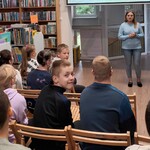 Uczniowie podczas lekcji bibliotecznej w Książnicy Podlaskiej.