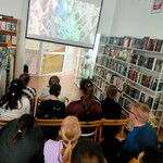 Uczniowie podczas lekcji bibliotecznej w Książnicy Podlaskiej.