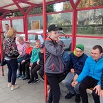 Uczniowie czekają na przystanku na autobus.