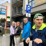 Uczniowie czekają na przystanku na autobus.