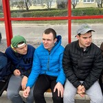 Uczniowie czekają na przystanku na autobus.