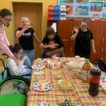 Uczniowie śpiewają Sto lat Jubilatkom.