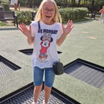 Uczennica na trampolinie w parku