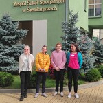 Cztery uczennice stoją przed wejściem do Zespołu Szkół Specjalnych w Siemiatyczach
