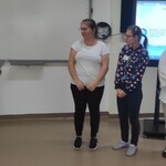 Pani Dyrektor ZSS w Siemiatyczach wręcza nagrody uczestnikom konkursu