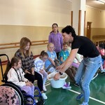 Uczniowie obserwują przedmioty które pływają w misce z wodą