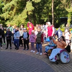 Społeczność szkolna w trakcie zabawy tanecznej