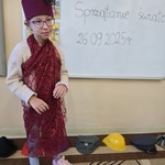 Uczennica w stroju wykonanym z niepotrzebnych już ubrań