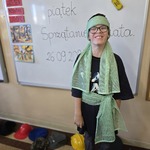Uczeń w stroju wykonanym z niepotrzebnych już ubrań