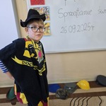 Uczeń w stroju wykonanym z niepotrzebnych już ubrań