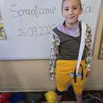 Uczeń w stroju wykonanym z niepotrzebnych już ubrań