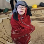 Uczeń w stroju wykonanym z niepotrzebnych już ubrań