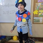 Uczeń w stroju wykonanym z niepotrzebnych już ubrań