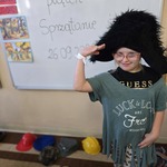 Uczennica w stroju wykonanym z niepotrzebnych już ubrań