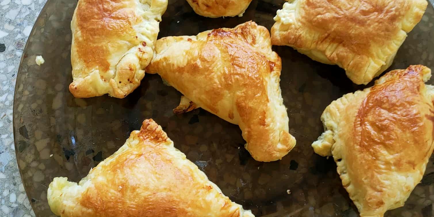 Upieczone pierożki na talerzu
