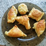 Upieczone pierożki na talerzu