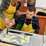 Uczeń smaruje pierożki białkiem