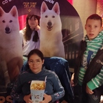 Grupa uczniów na tle makiety z filmu  Co dwa psy to nie jeden