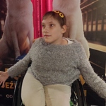 Uczennica na tle makiety z filmu  Co dwa psy to nie jeden