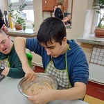 Uczeń miesza ciasto w misce